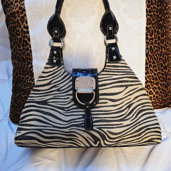 LINEAR ZEBRA SHOULDER BAG - Picture 2 of 13